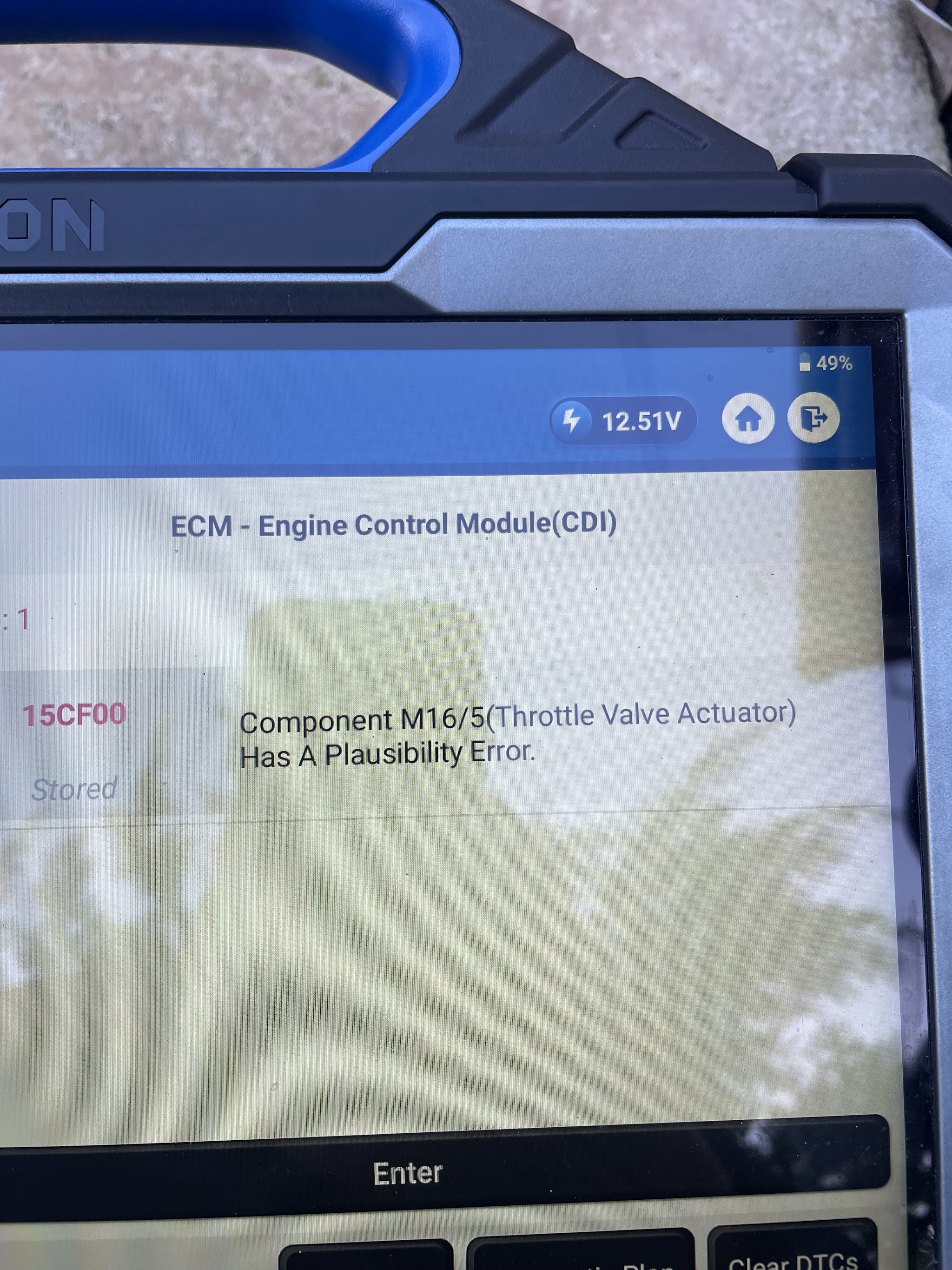 A diagnostic tablet reading the engine control module